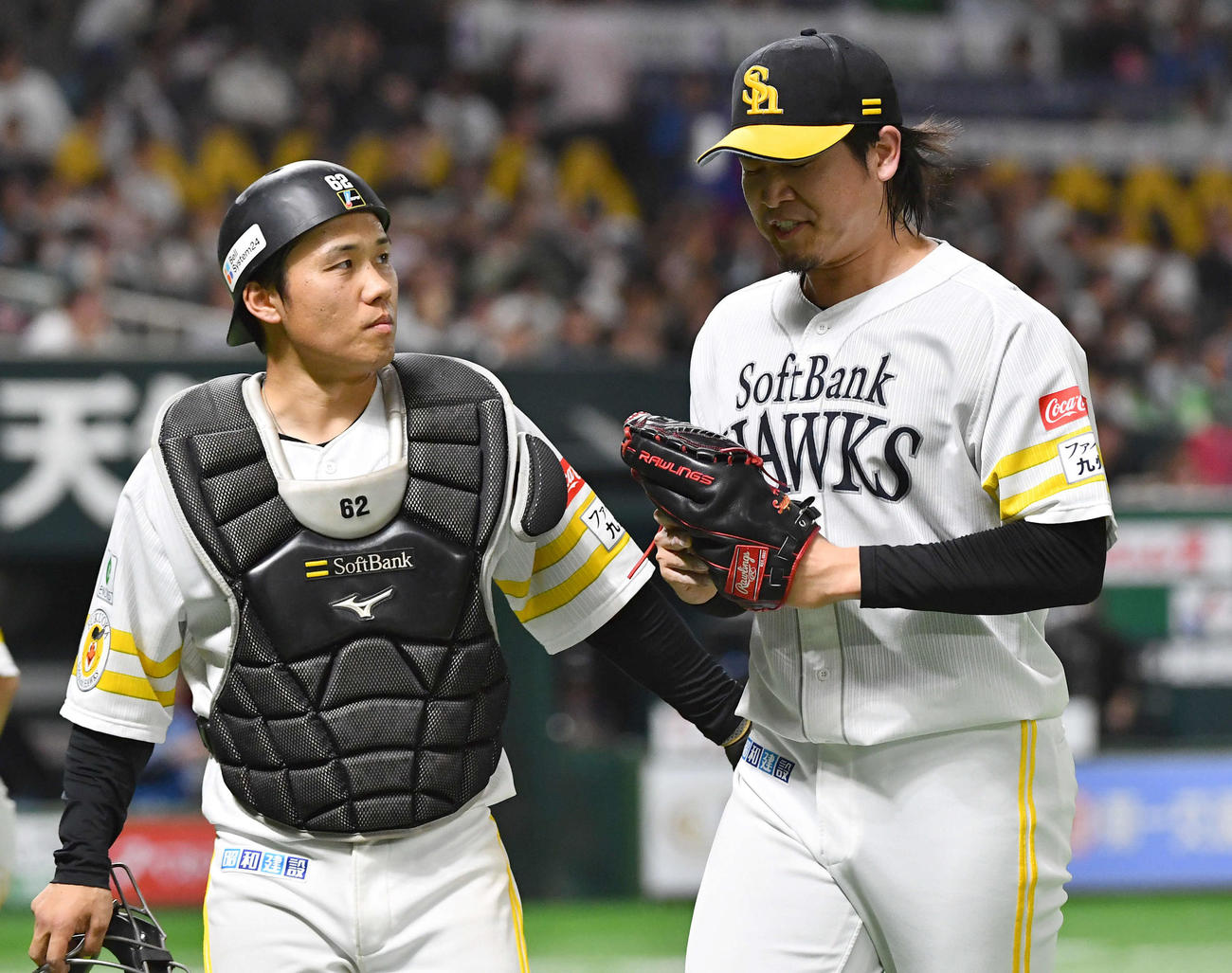 ソフトバンク対日本ハム　10回表終了後、水野達稀に勝ち越し本塁打を打たれた杉山（右）は悔しそうな表情でベンチへ戻る。左は海野（撮影・岩下翔太）
