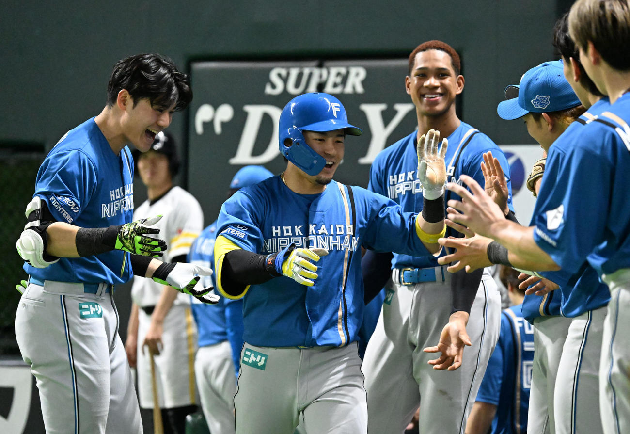 ソフトバンク対日本ハム　10回表日本ハム無死、水野（中央）は勝ち越し本塁打を放ちナインと歓喜する（撮影・林敢治）
