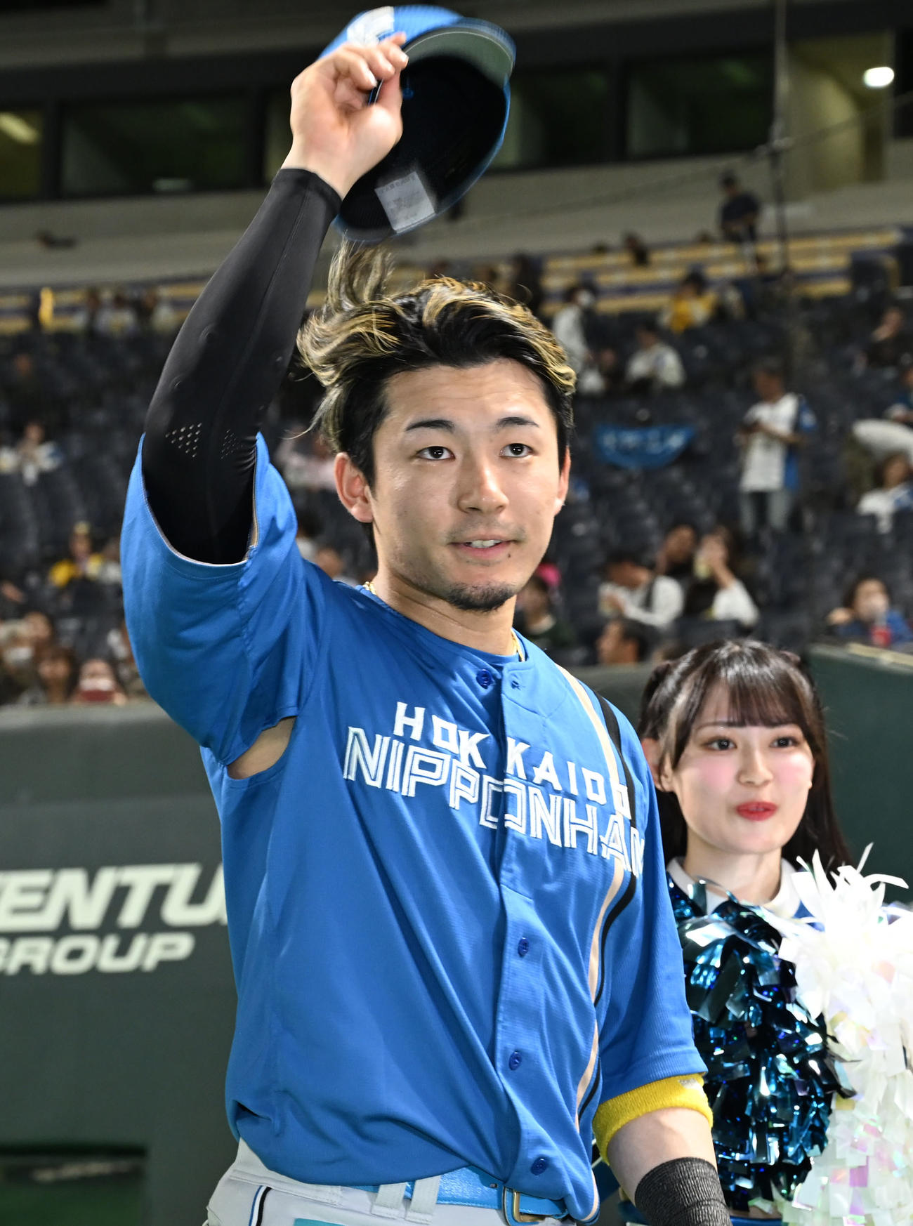 ソフトバンク対日本ハム　ファンの声援に応じる水野（撮影・林敢治）