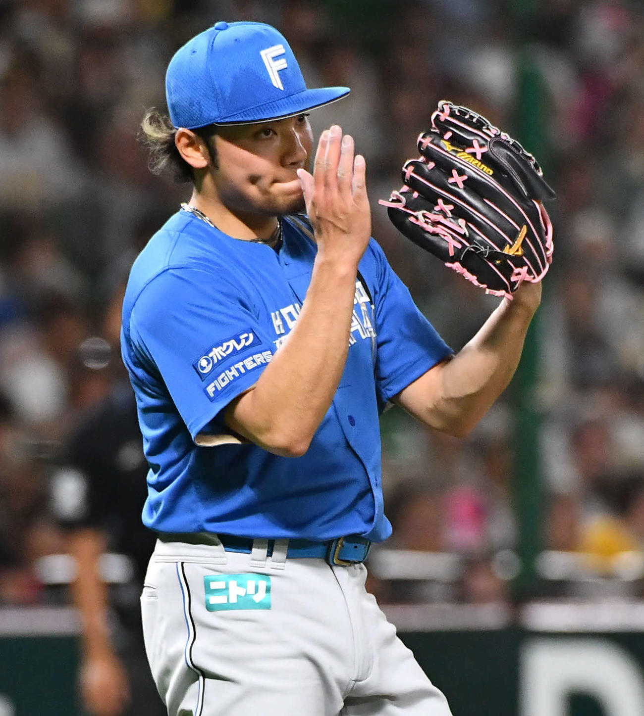 ソフトバンク対日本ハム　8回裏ソフトバンク2死、川瀬を遊ゴロに抑え、グラブをたたく伊藤（撮影・岩下翔太）