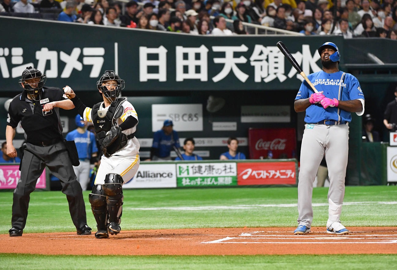 ソフトバンク対日本ハム　6回表日本ハム無死、見逃し三振に倒れたレイエス（右）は悔しそうな表情を見せる（撮影・岩下翔太）