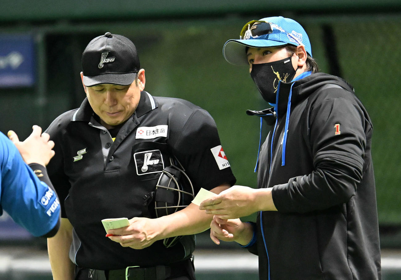 ソフトバンク対日本ハム　8回表終わり、選手交代を告げる新庄監督（右）（撮影・林敢治）