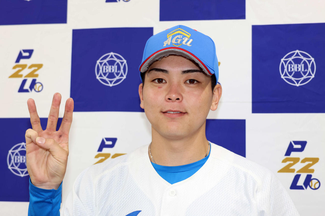 東都大学野球　日大対青学大　インタビュー後写真撮影に応える青学大先発・中西（撮影・山本朝陽）