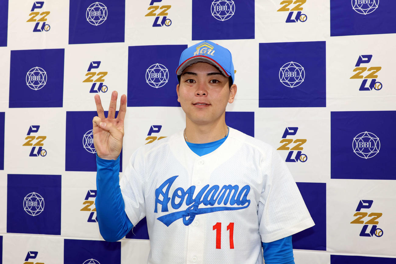 東都大学野球　日大対青学大　インタビュー後写真撮影に応える青学大先発・中西（撮影・山本朝陽）