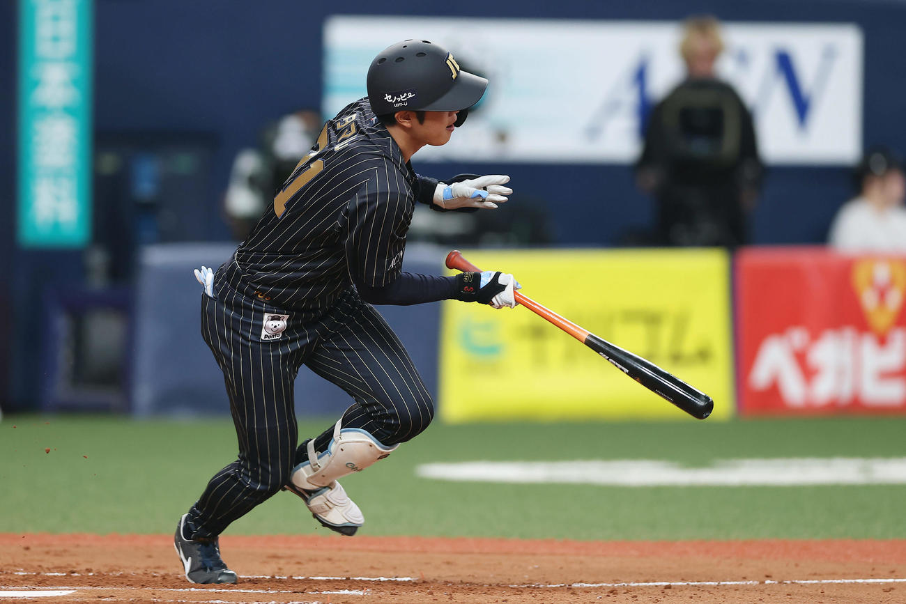オリックス対ロッテ　3回裏オリックス1死二、三塁、中前2点適時打を放つ太田（撮影・前田充）