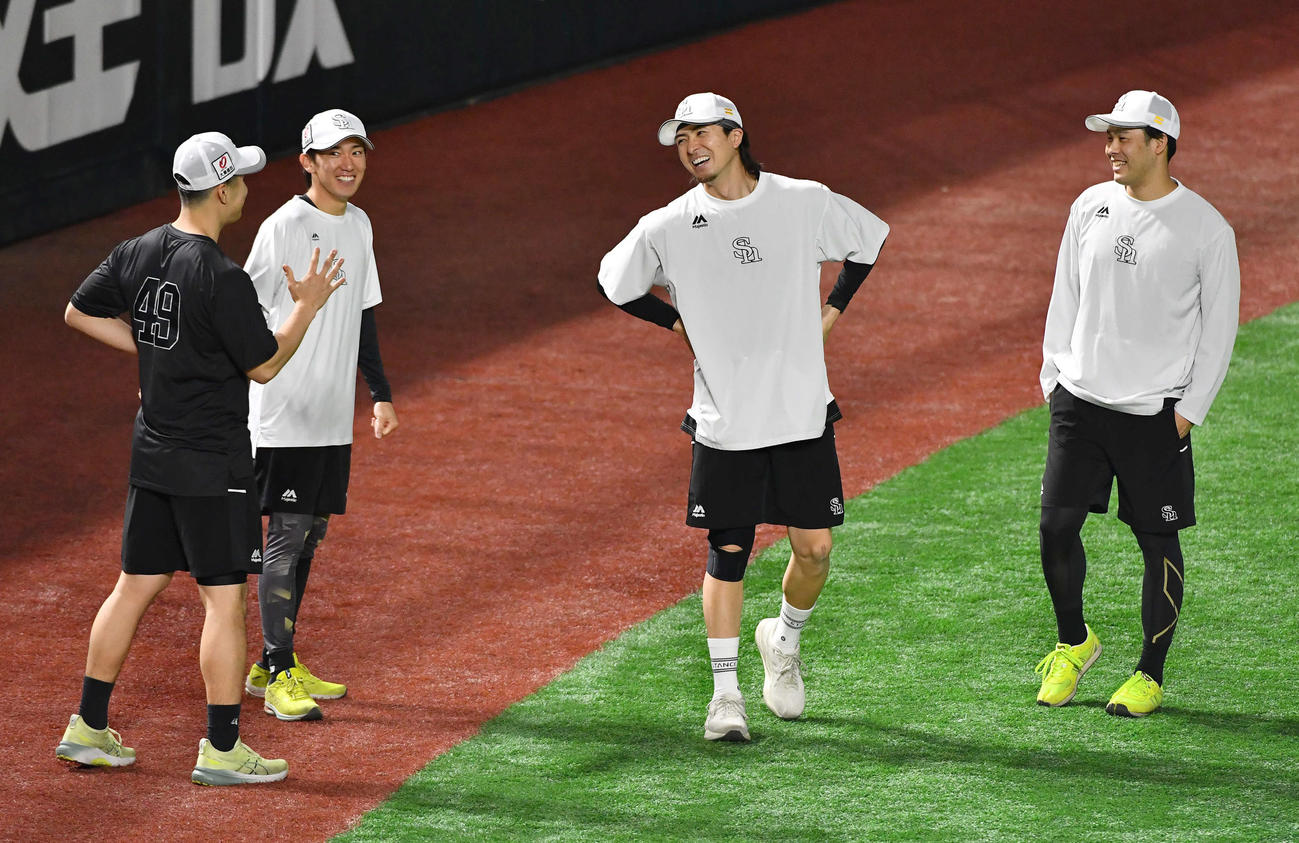 ソフトバンク対日本ハム　試合前練習中に談笑する、左から松本晴、大津、上沢、藤井（撮影・岩下翔太）