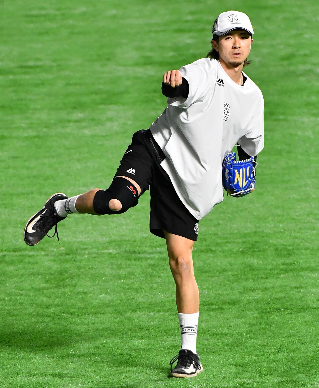 ソフトバンク対日本ハム　キャッチボールを行う上沢（撮影・岩下翔太）