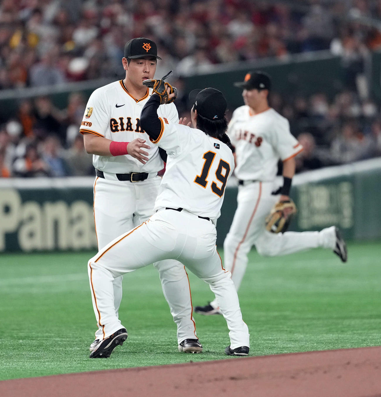 巨人対広島　1回表広島2死一塁、末包を投飛に仕留める山崎は、岡本と顔を見合わせ（撮影・たえ見朱実）