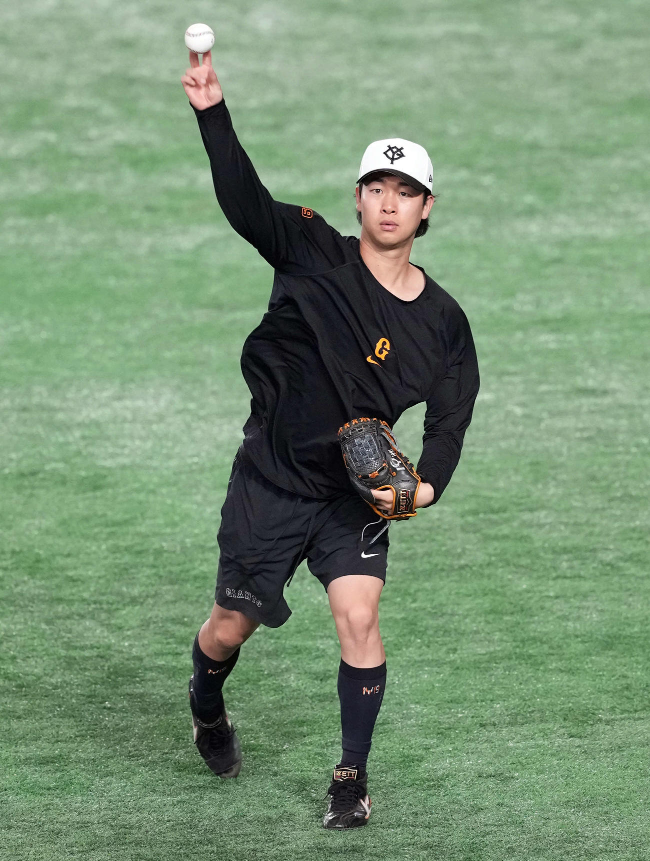 巨人対広島　キャッチボールをする巨人山崎（撮影・たえ見朱実）