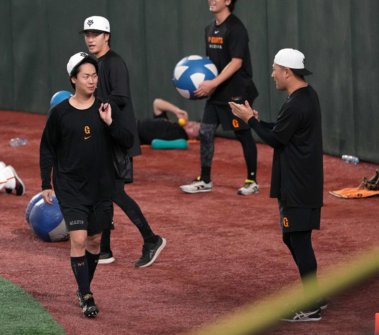 巨人対広島　田中将（右）に送り出される巨人山崎（撮影・たえ見朱実）