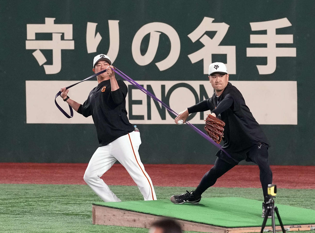 巨人対広島　チューブを使ってフォームの確認をする巨人田中将（撮影・たえ見朱実）