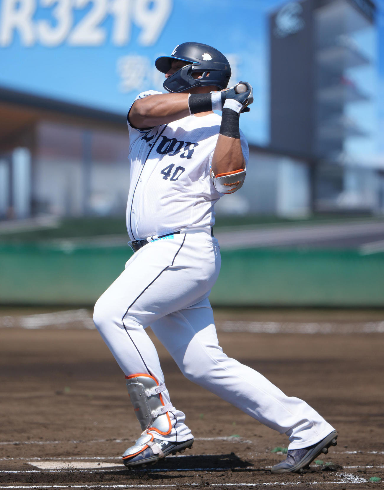 イースタン・リーグ　西武対ヤクルト　1回裏西武2死三塁、セデーニョは先制適時打を放つ（撮影・足立雅史）