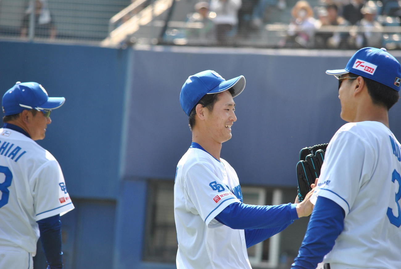 ウエスタン・リーグ中日対広島　8回にプロ初登板した中日草加は1回無失点に抑え笑顔でベンチへ戻る