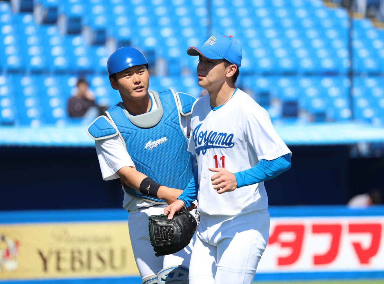 東都大学野球　日大対青学大　青学大先発の中西（右）と捕手・渡部（撮影・山本朝陽）