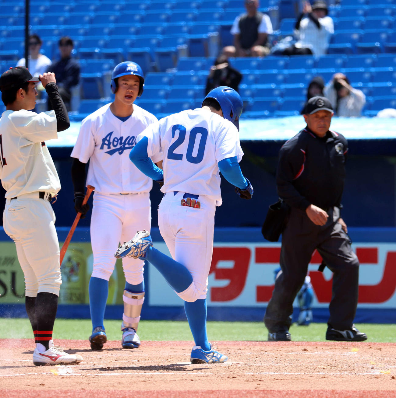 東都大学野球　日大対青学大　8回青学大1死一、二塁、日大守備の乱れの間に生還した2塁走者南川幸輝（撮影・山本朝陽）