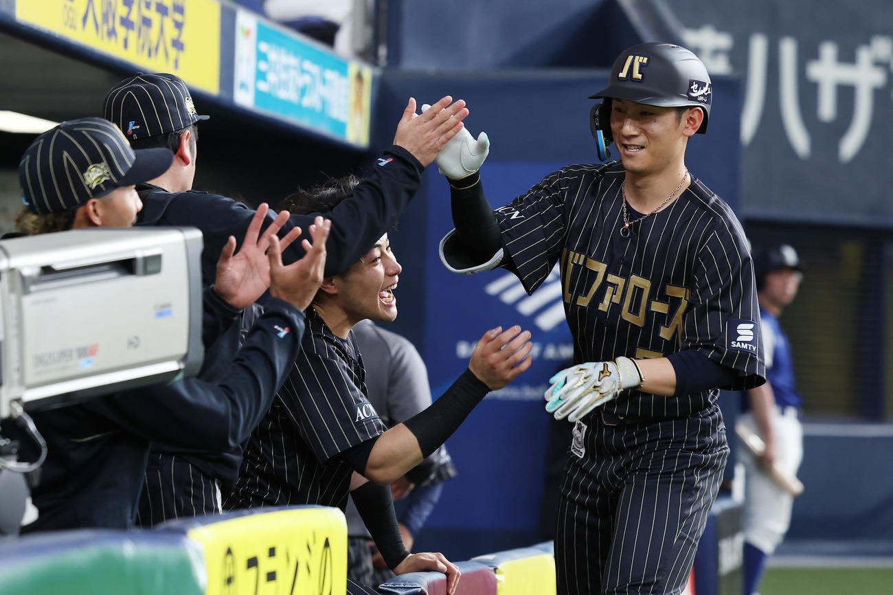 オリックス対ロッテ　2回裏オリックス無死、右越え先制本塁打を放ちナインに迎えられる西川（撮影・前田充）