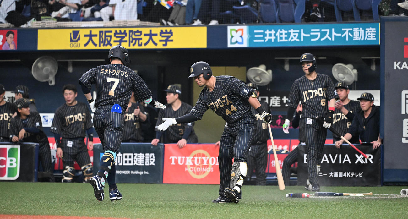 オリックス対ロッテ　2回裏オリックス無死、右越えソロ本塁打を放った西川はナインに迎えられる（撮影・和賀正仁）