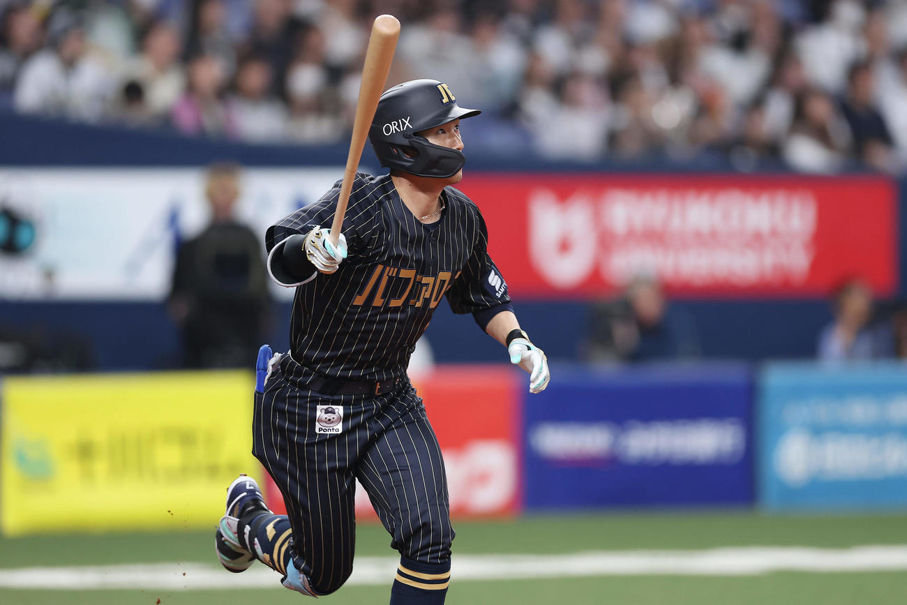 オリックス対ロッテ　2回裏オリックス無死、右越え先制本塁打を放つ西川（撮影・前田充）