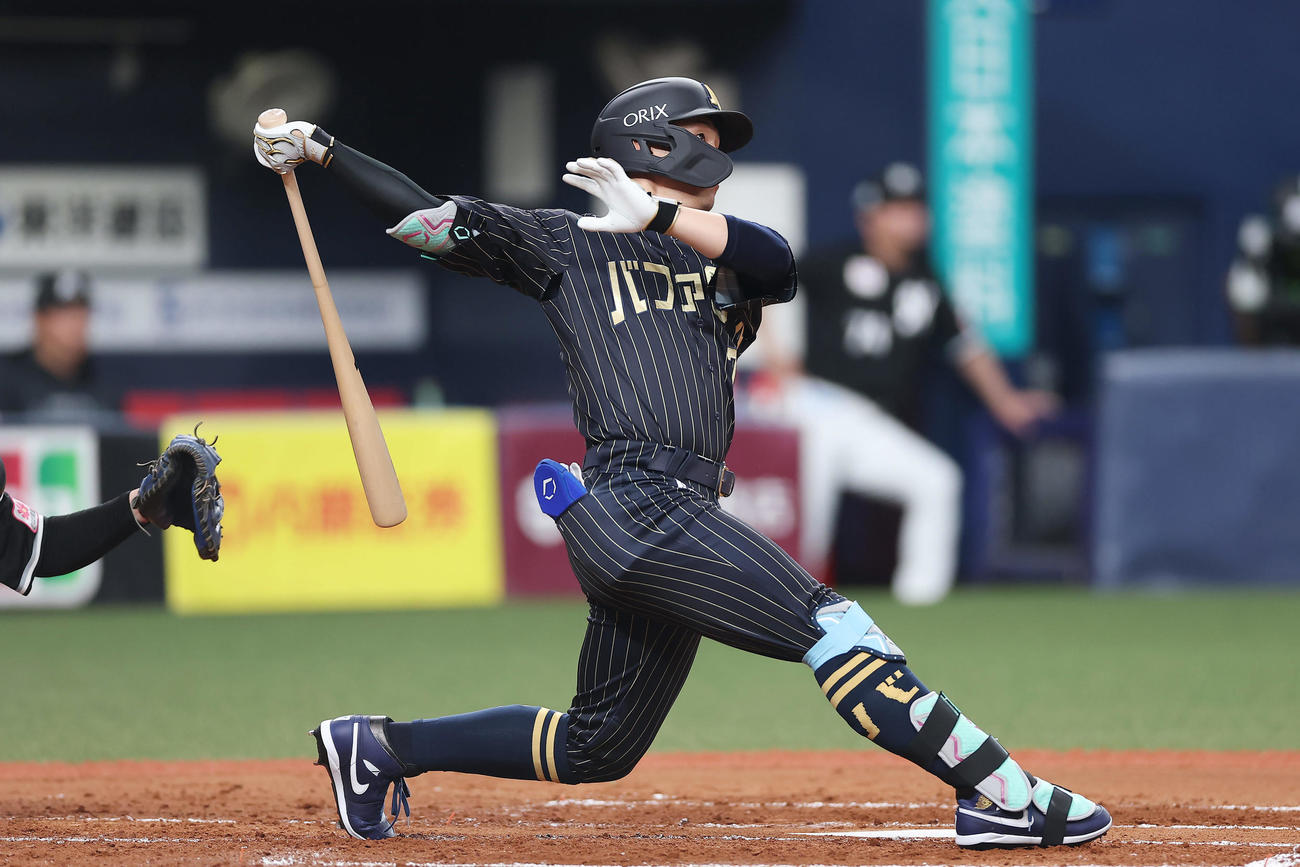 オリックス対ロッテ　2回裏オリックス無死、右越え先制本塁打を放つ西川（撮影・前田充）