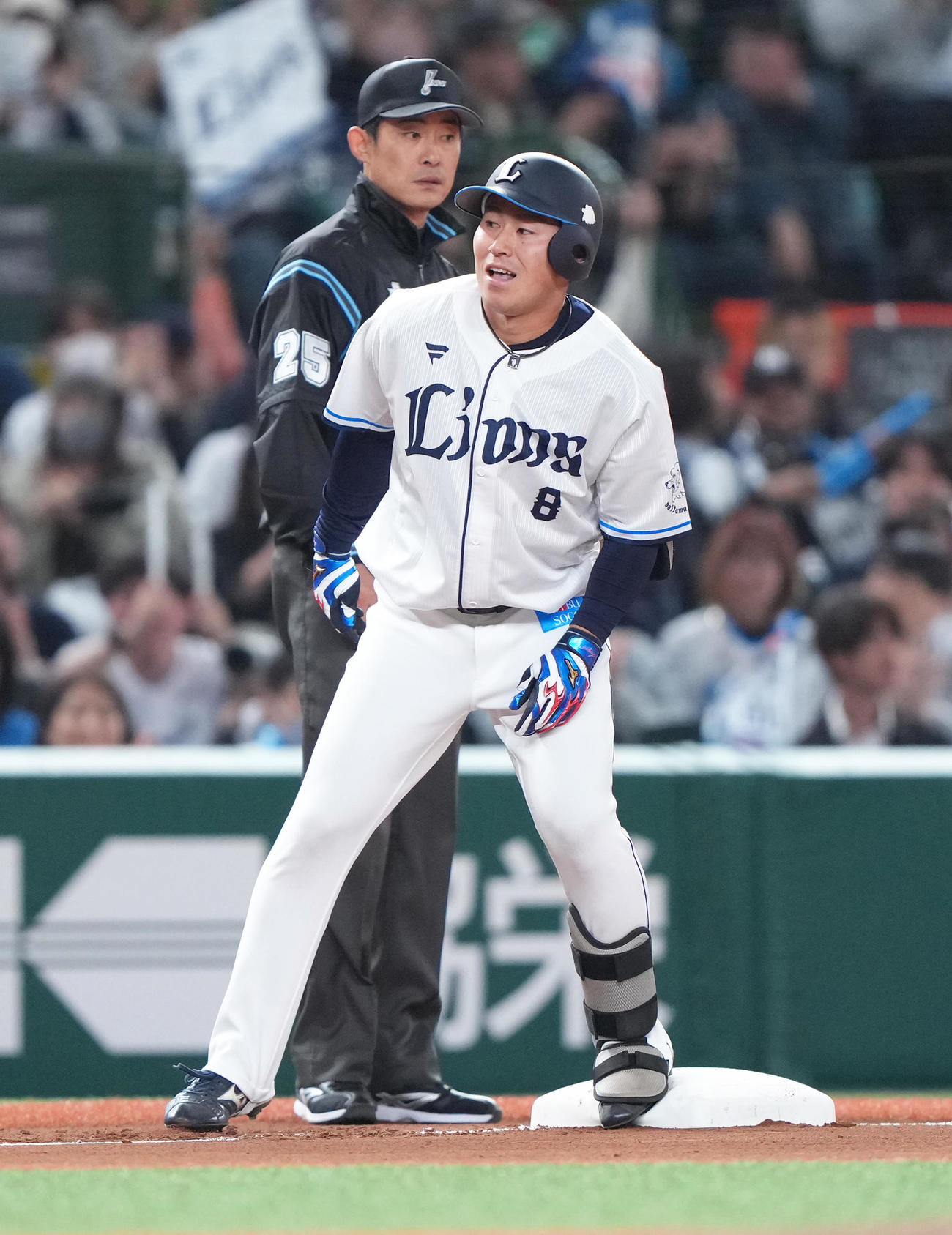 西武対楽天　1回裏西武無死二、三塁、渡部聖は先制2点適時三塁打を放つ（撮影・足立雅史）