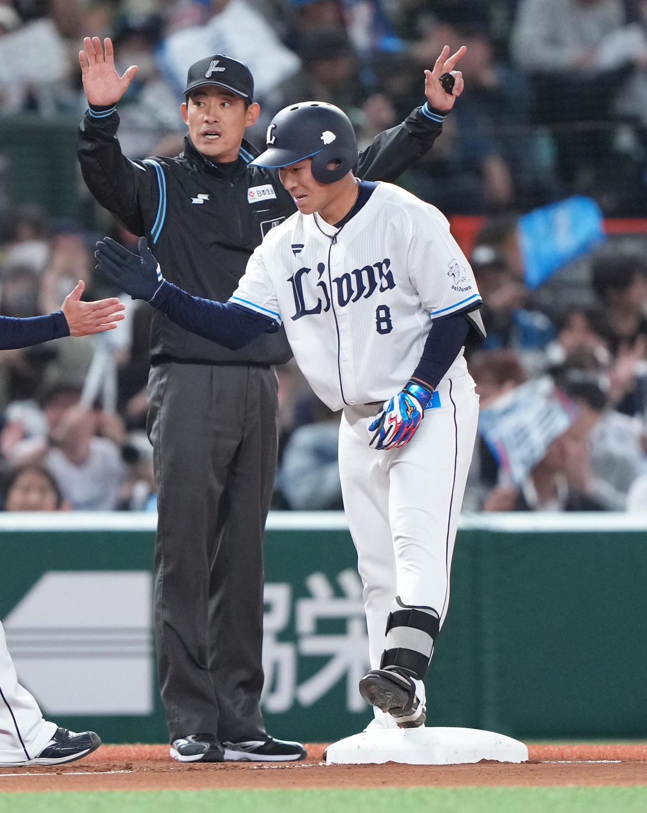 西武対楽天　1回裏西武無死二、三塁、渡部聖は先制2点適時三塁打を放ちタッチを交わす（撮影・足立雅史）