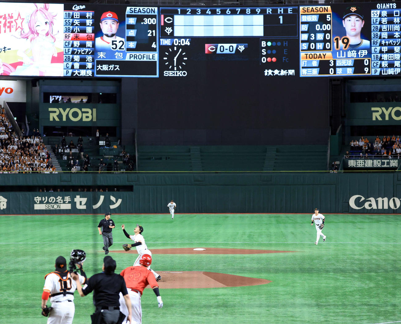 巨人対広島　1回表広島2死一塁、末包を投飛に仕留めて無失点で抑え指さす山崎（撮影・浅見桂子）