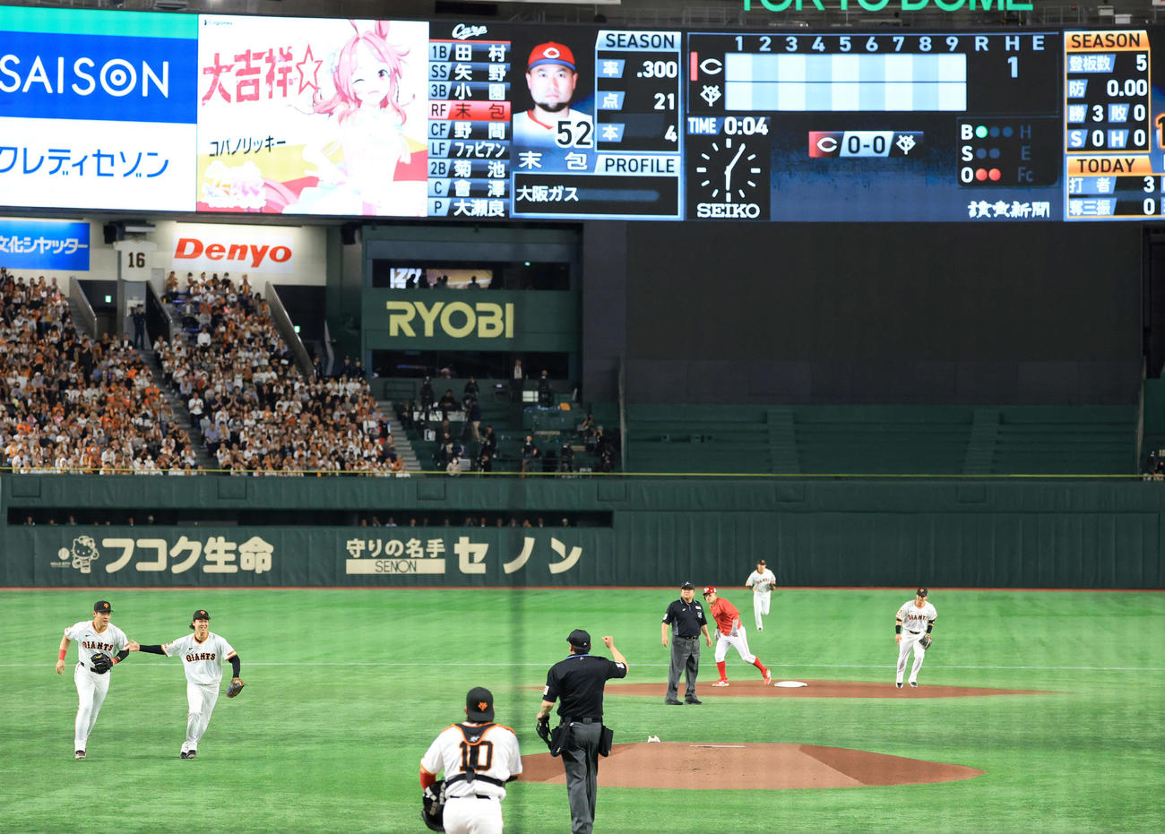 巨人対広島　1回表広島2死一塁、末包を投飛に仕留めて無失点で抑え笑顔の山崎（左から2人目）（撮影・浅見桂子）