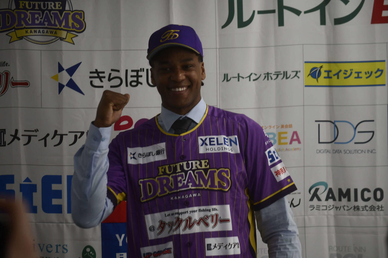 BC神奈川の入団会見に臨むアダム・ウォーカー（撮影・平山連）