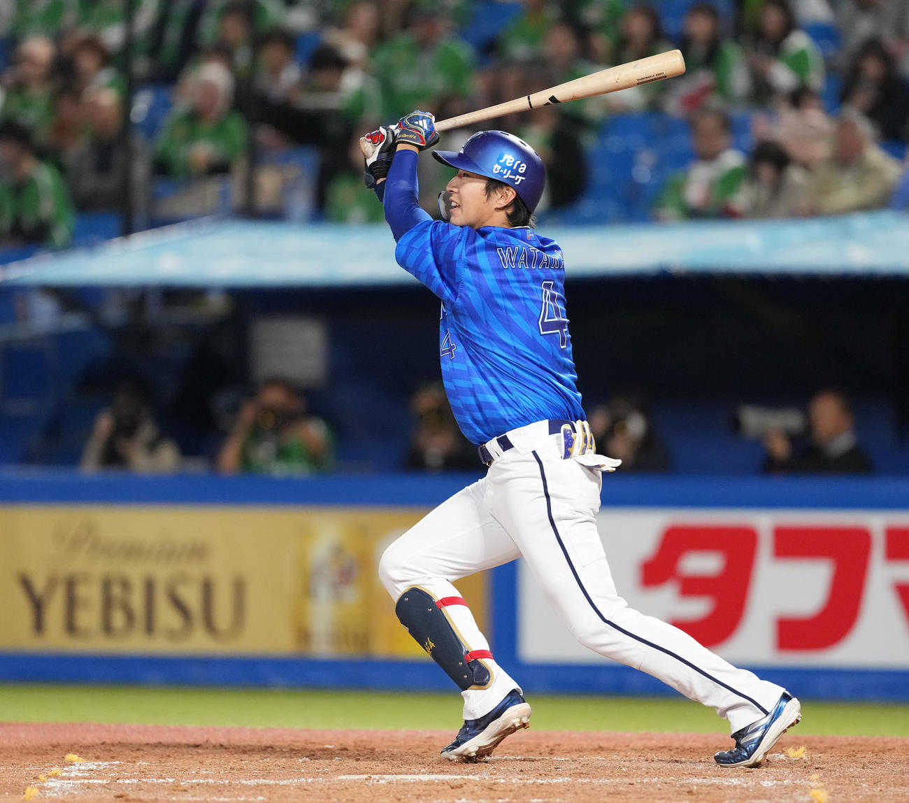 ヤクルト対DeNA 4回表DeNA無死、中越えソロ本塁打を放つ度会（撮影・鈴木みどり）