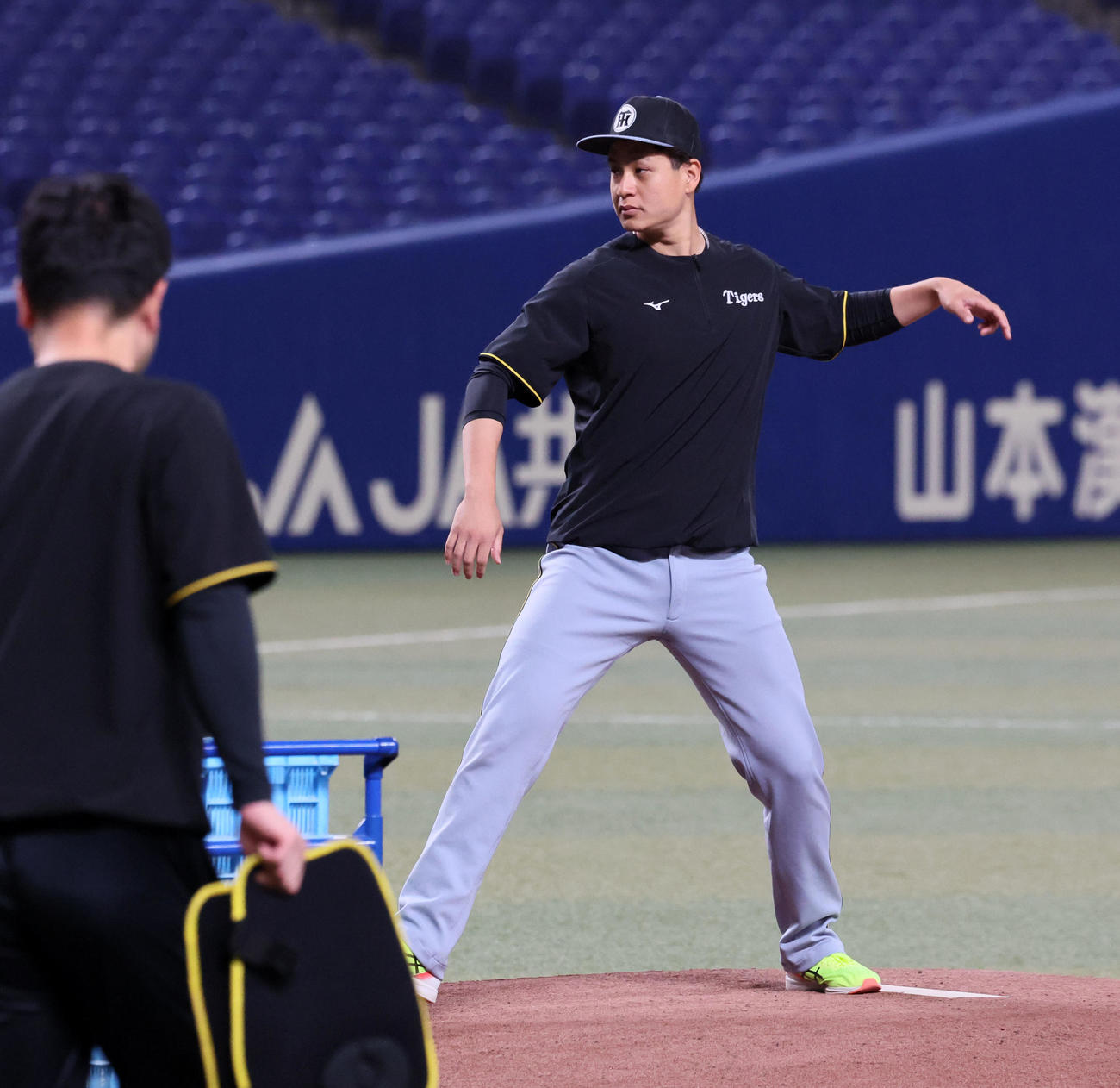 中日対阪神　マウンドを確認する大竹（撮影・加藤哉）