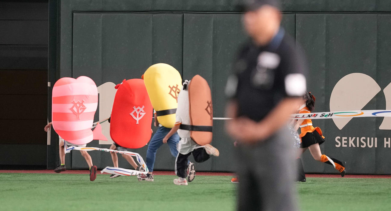 巨人対広島　「江戸前スーシーズ」は、混戦になるもエビの勝利（撮影・たえ見朱実）
