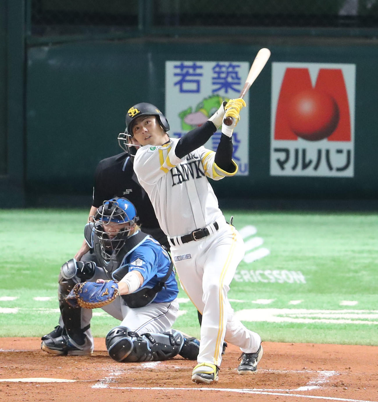 ソフトバンク対日本ハム　3回裏ソフトバンク2死、佐藤直は中越え三塁打を放つ（撮影・梅根麻紀）