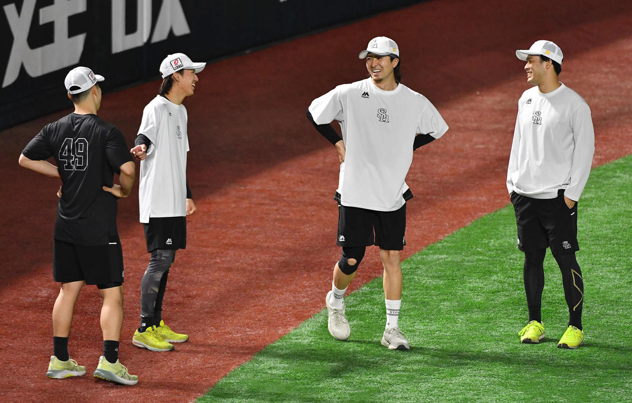 ソフトバンク対日本ハム　試合前練習中に談笑する、左から松本晴、大津、上沢、藤井（撮影・岩下翔太）
