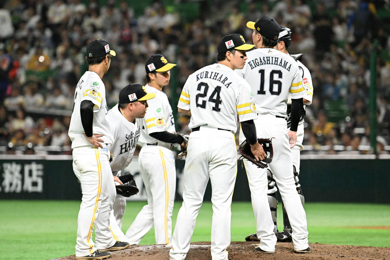 ソフトバンク対日本ハム　4回表日本ハム1死一、二塁、マウンドに集まるホークスナイン（撮影・林敢治）