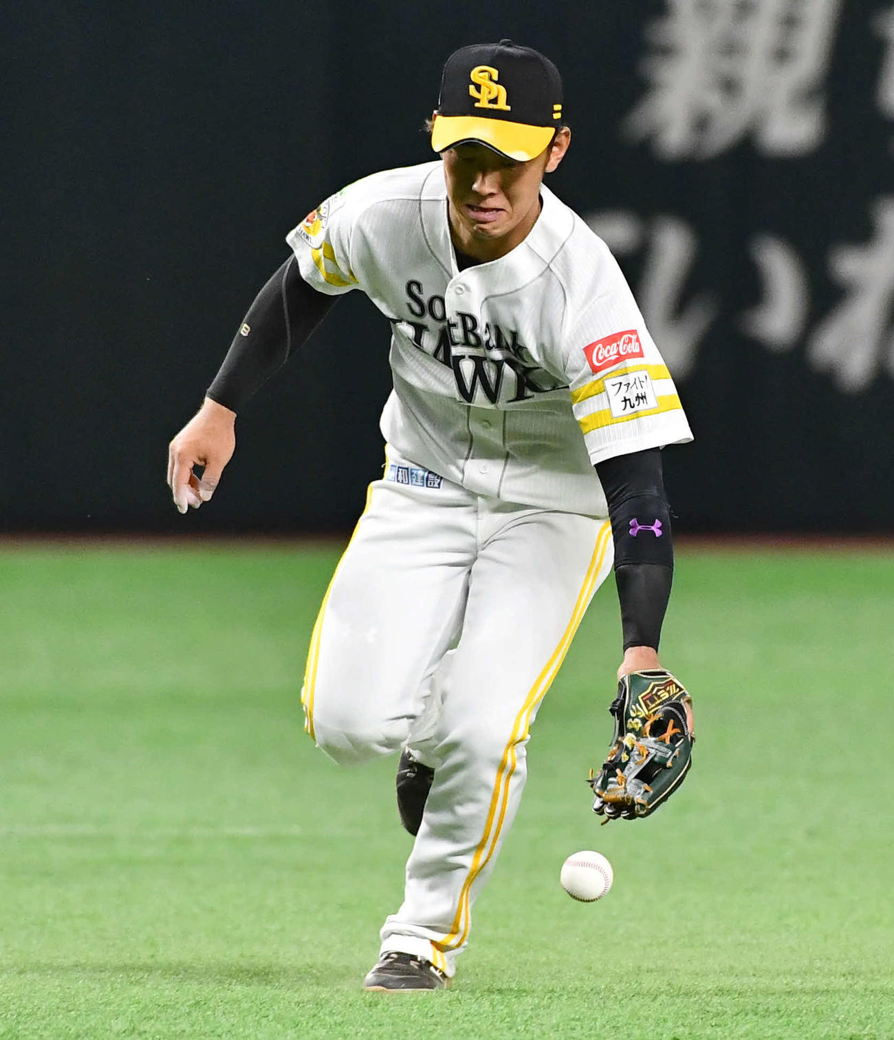 ソフトバンク対日本ハム　4回表日本ハム1死二塁、田宮の遊ゴロを失策する今宮（撮影・岩下翔太）