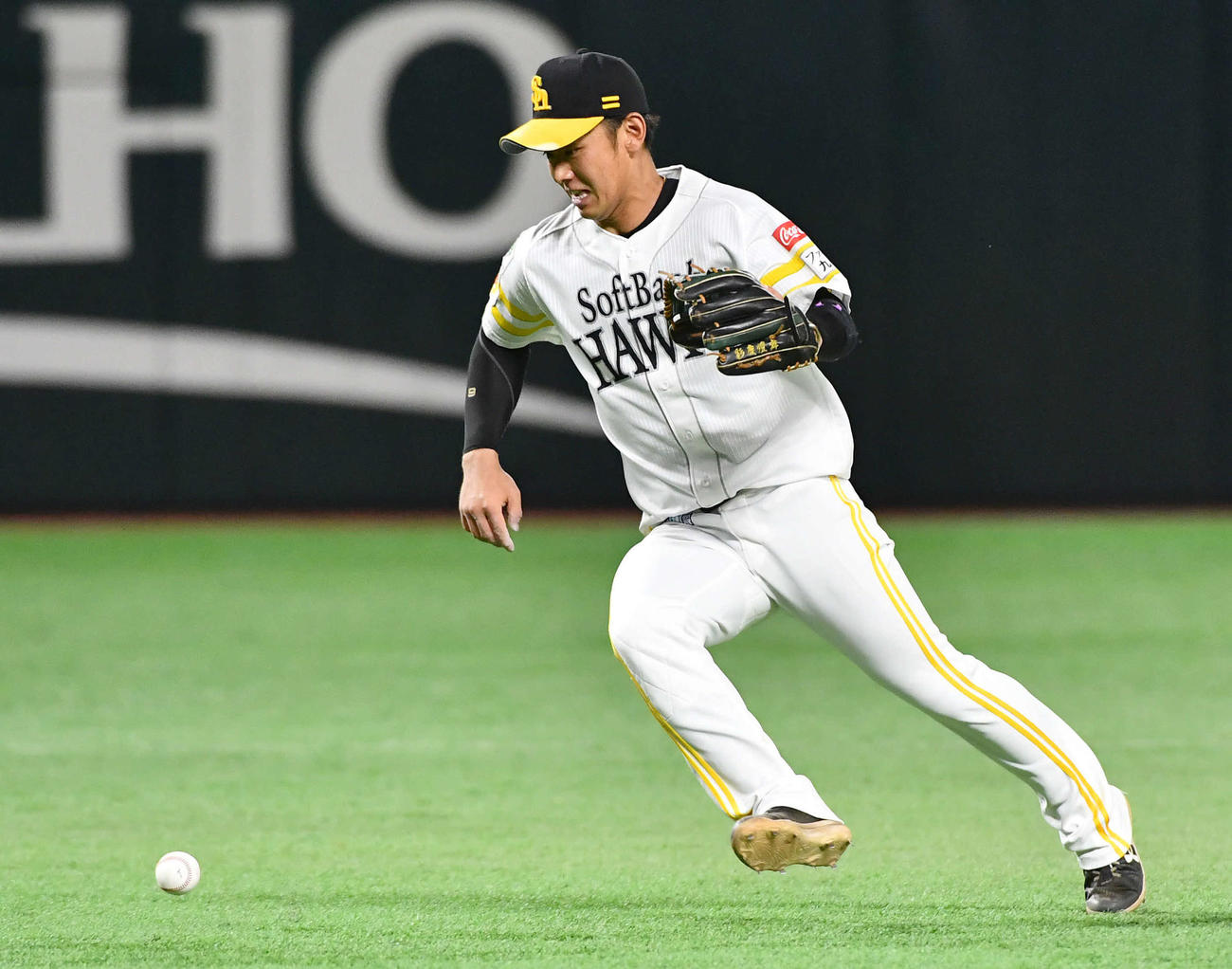 ソフトバンク対日本ハム　4回表日本ハム1死二塁、田宮の遊ゴロを失策する今宮（撮影・岩下翔太）