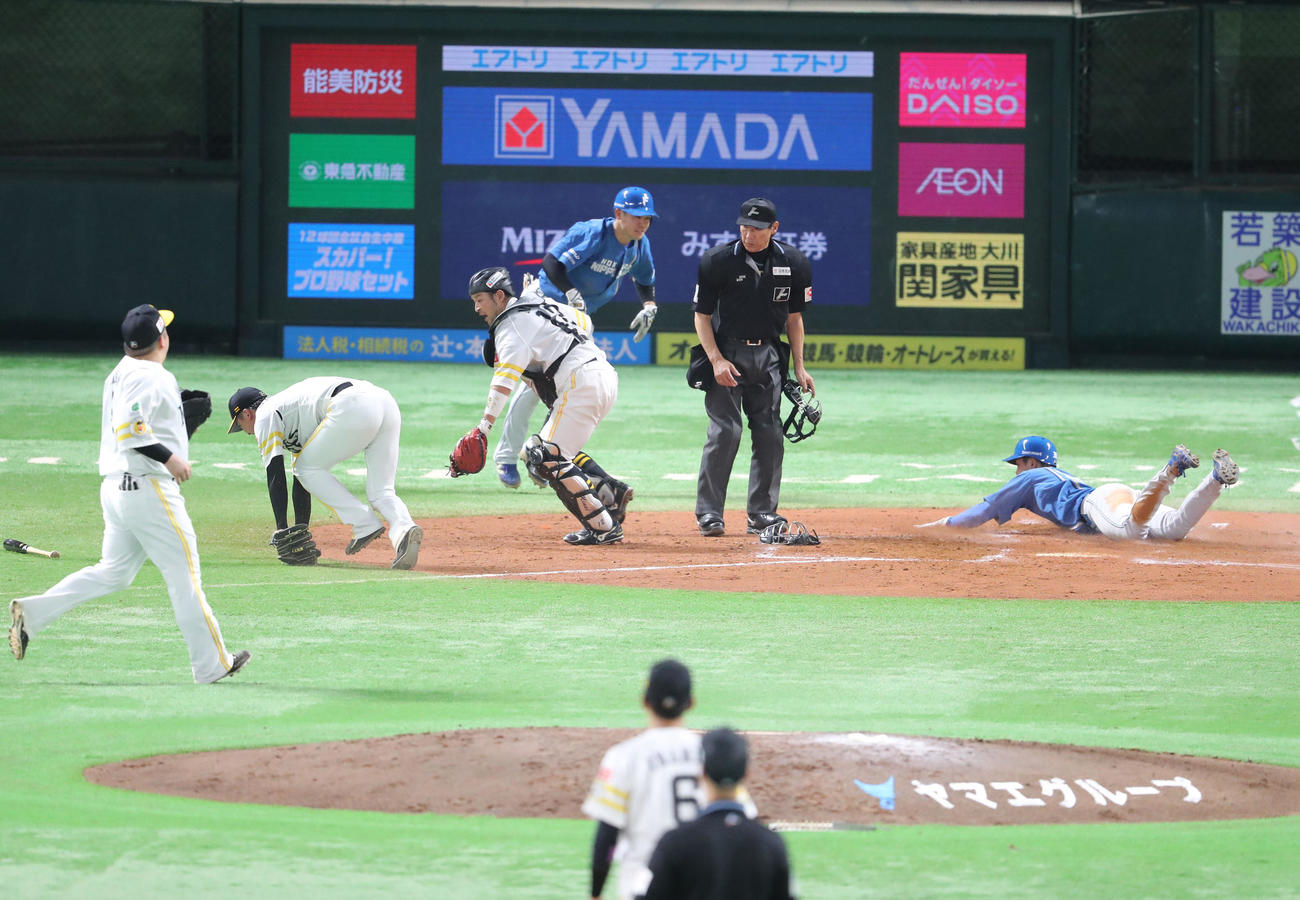 ソフトバンク対日本ハム　4回表日本ハム1死一、三塁、水野はセーフティースクイズ成功（撮影・梅根麻紀）