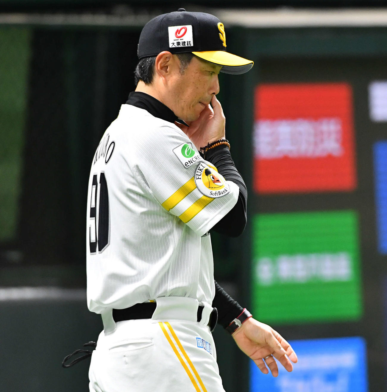 ソフトバンク対日本ハム　4回表日本ハム1死一、三塁、水野にセーフティースクイズを決められ、投手の交代に向かう小久保監督（撮影・岩下翔太）
