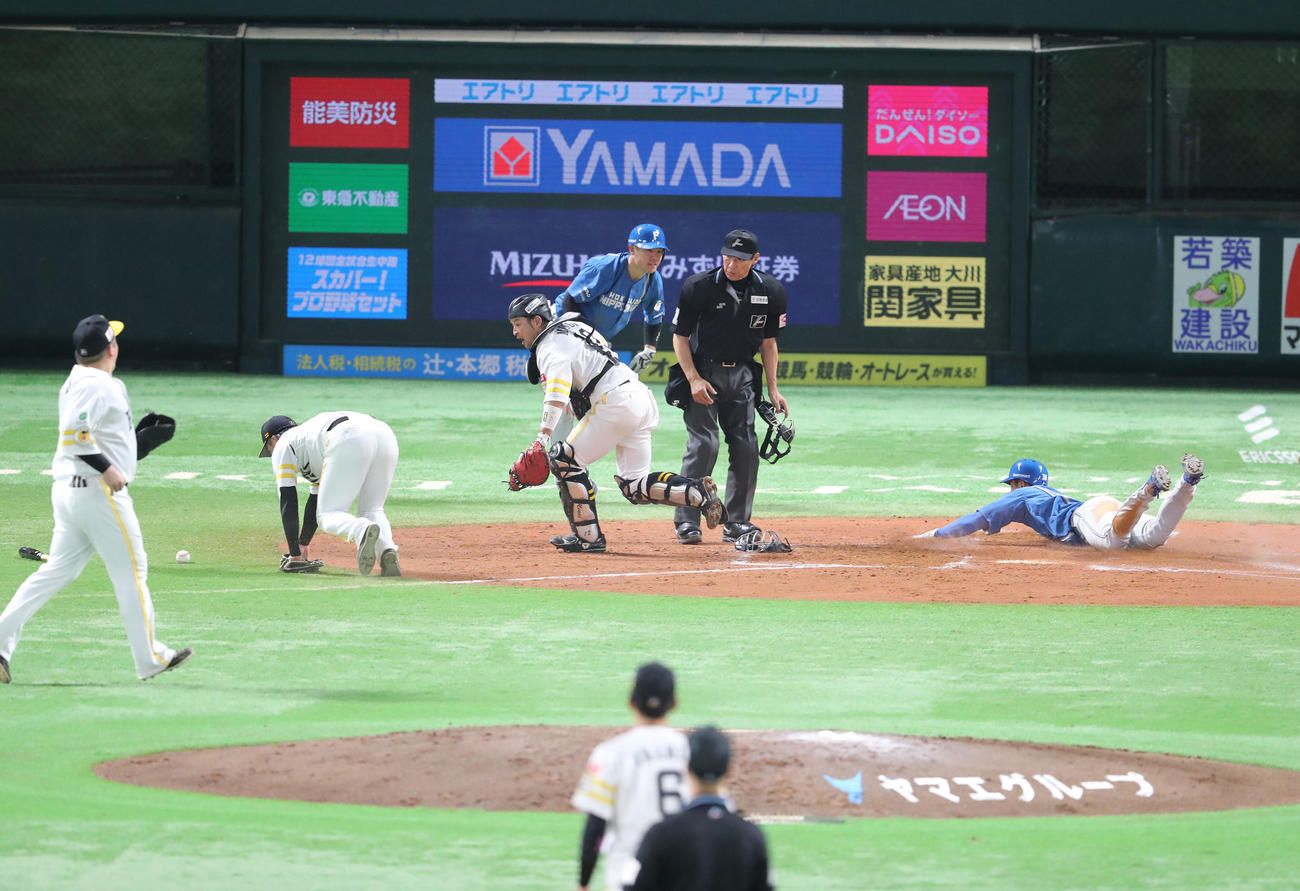 ソフトバンク対日本ハム　4回表日本ハム1死一、三塁、水野はセーフティースクイズ成功（撮影・梅根麻紀）