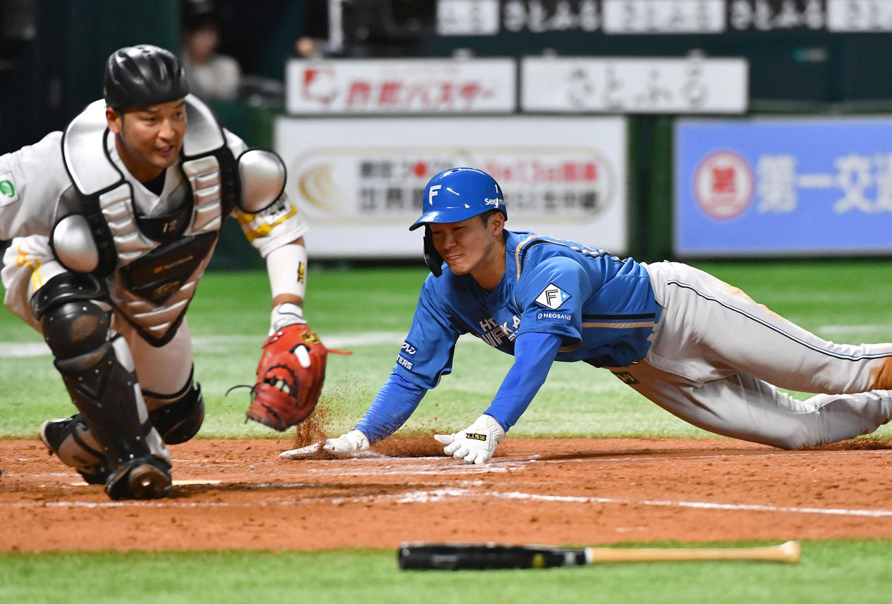 ソフトバンク対日本ハム　4回表日本ハム1死一、三塁、水野のセーフティースクイズで生還する三塁走者の石井（撮影・岩下翔太）
