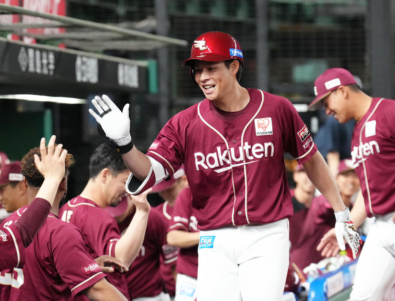 西武対楽天　3回表楽天無死、中島は右越え本塁打を放ちタッチを交わす（撮影・足立雅史）