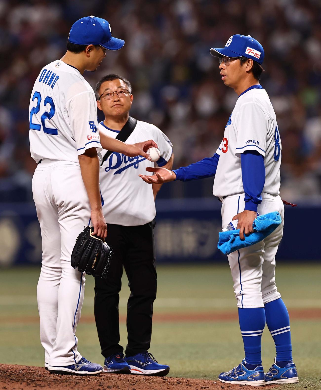 中日対阪神　6回表阪神無死一塁、山井コーチにボールを渡し降板する大野（撮影・上田博志）