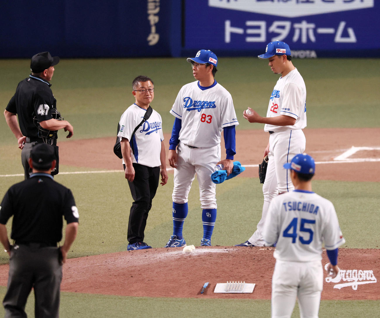 中日対阪神　6回表阪神無死一塁、打者中野のとき降板する大野（右）（撮影・加藤哉）
