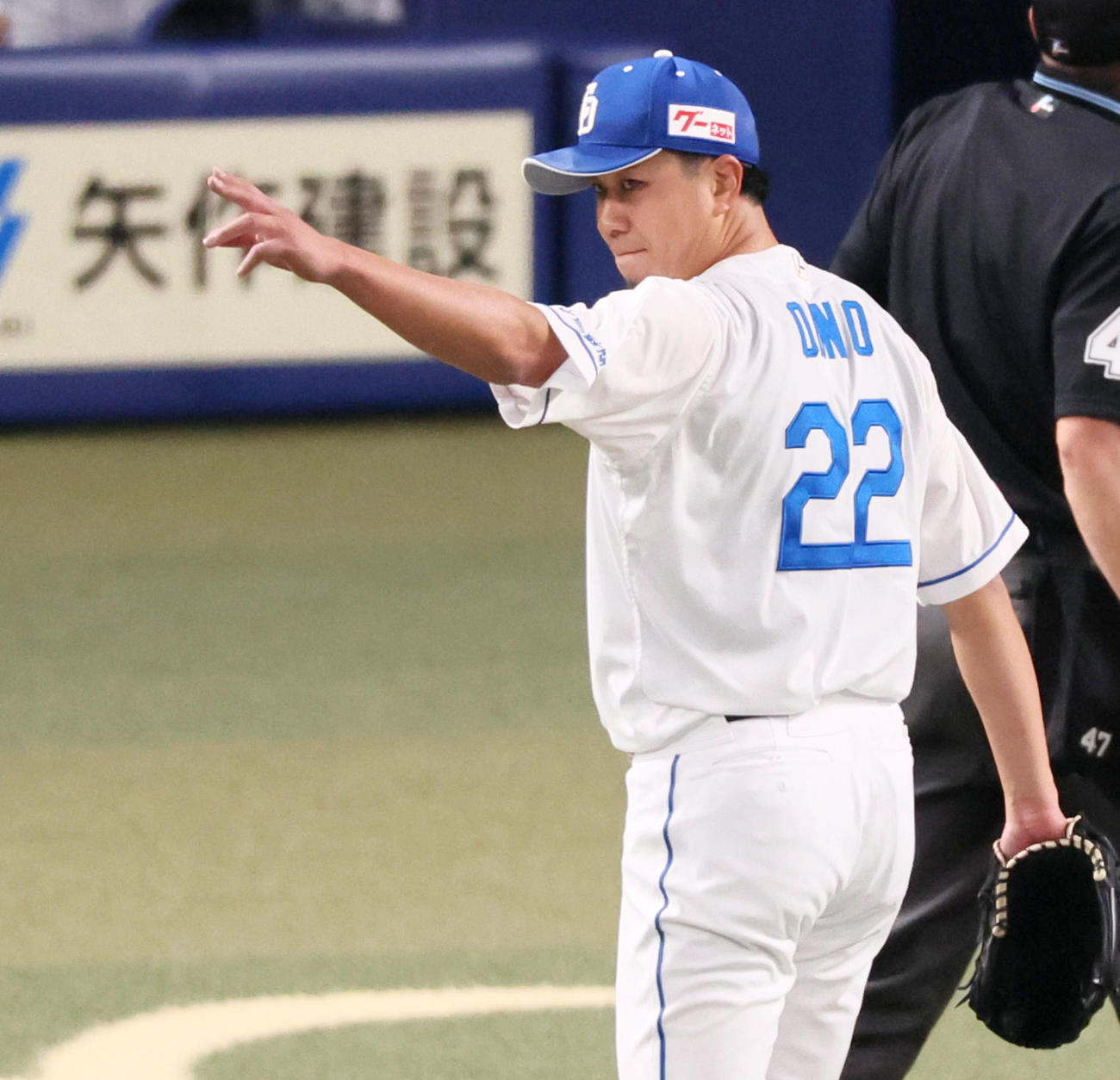 中日対阪神　4回表阪神2死、大野は前川を二ゴロに仕留め野手に謝意のポーズを送る（撮影・加藤哉）