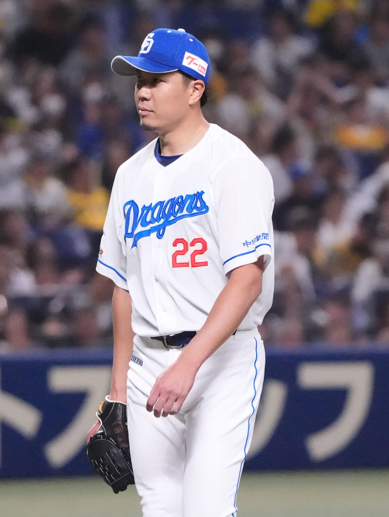 中日対阪神　1回表終了、ベンチへ戻る大野（撮影・森本幸一）