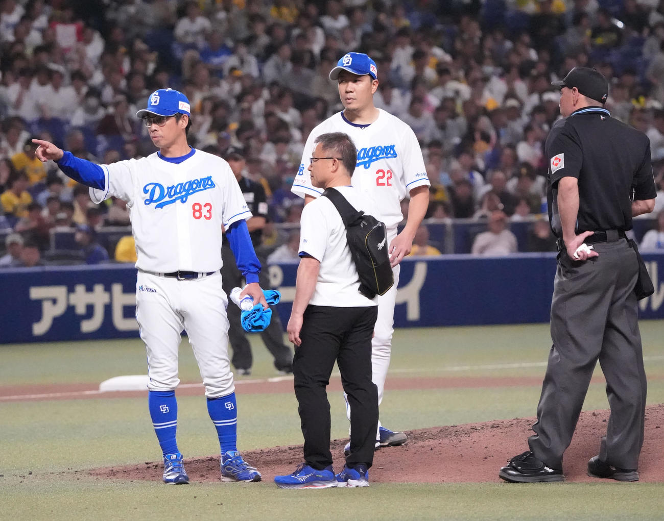 中日対阪神　6回表阪神無死一塁、大野（右から2人目）のもとに行く山井投手コーチ（撮影・森本幸一）