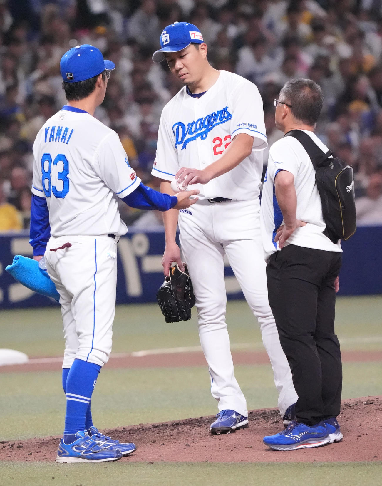 中日対阪神　6回表阪神無死一塁、大野（中央）は山井投手コーチにボールを渡し交代する（撮影・森本幸一）