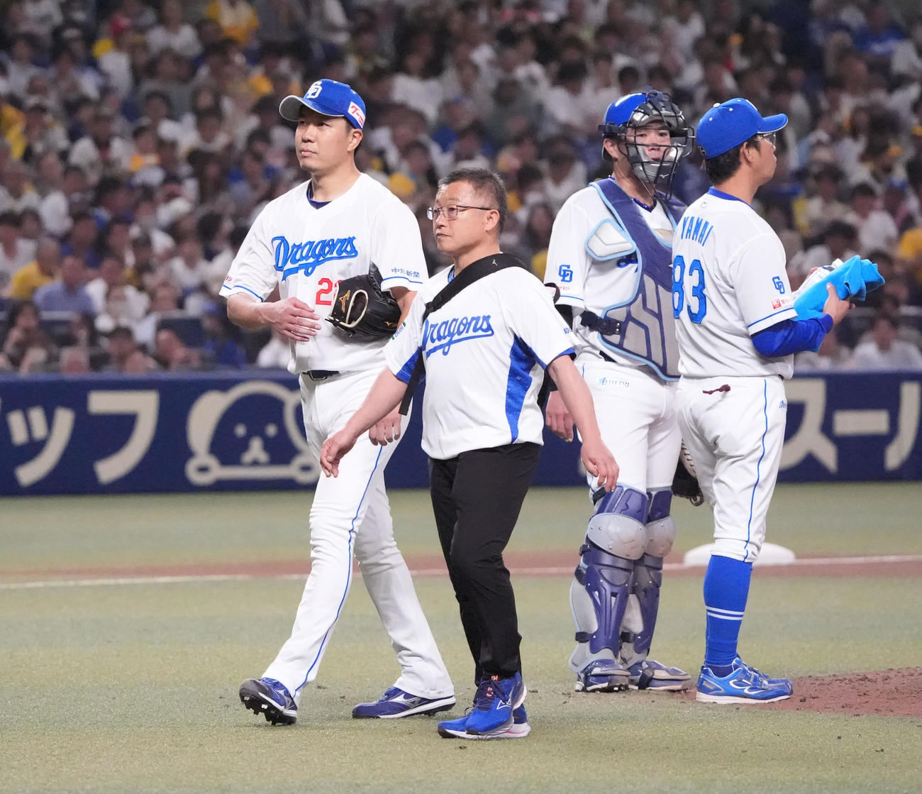 中日対阪神　6回表阪神無死一塁、大野（左）はマウンドを降りる（撮影・森本幸一）