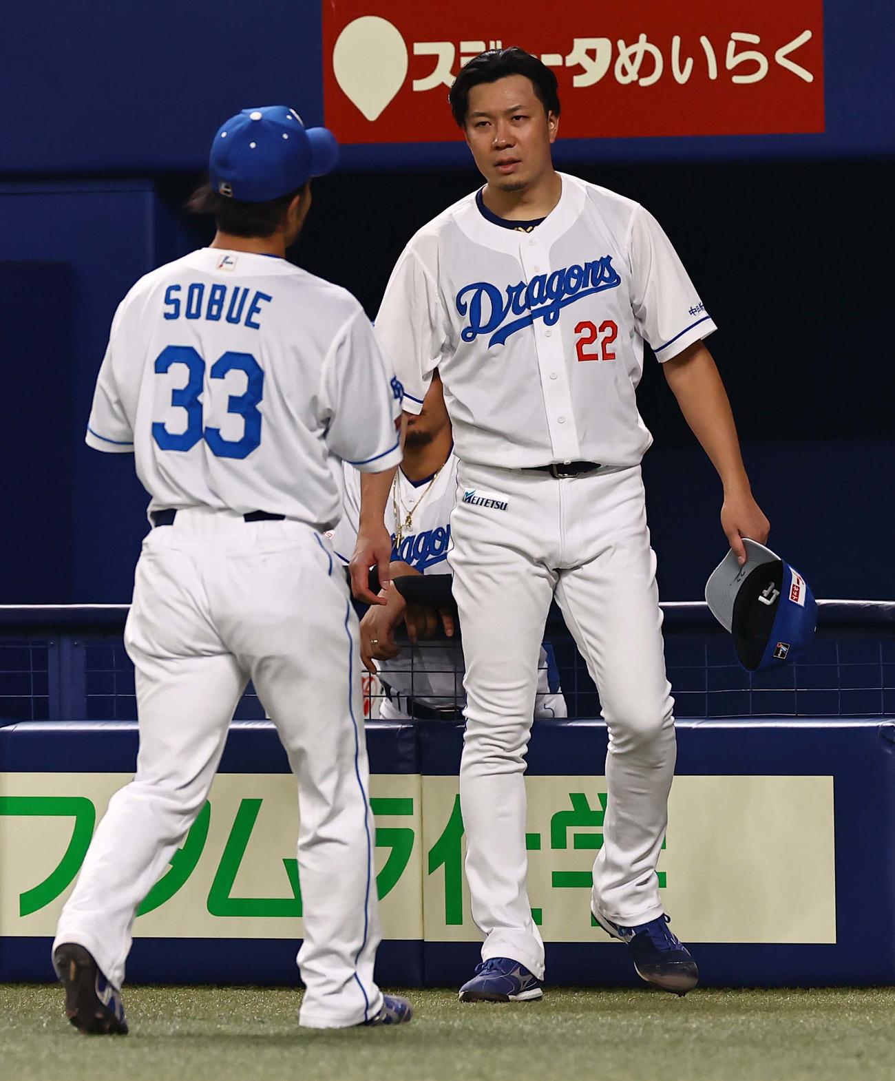 中日対阪神　6回、緊急登板の祖父江（左）を出迎える大野（撮影・上田博志）