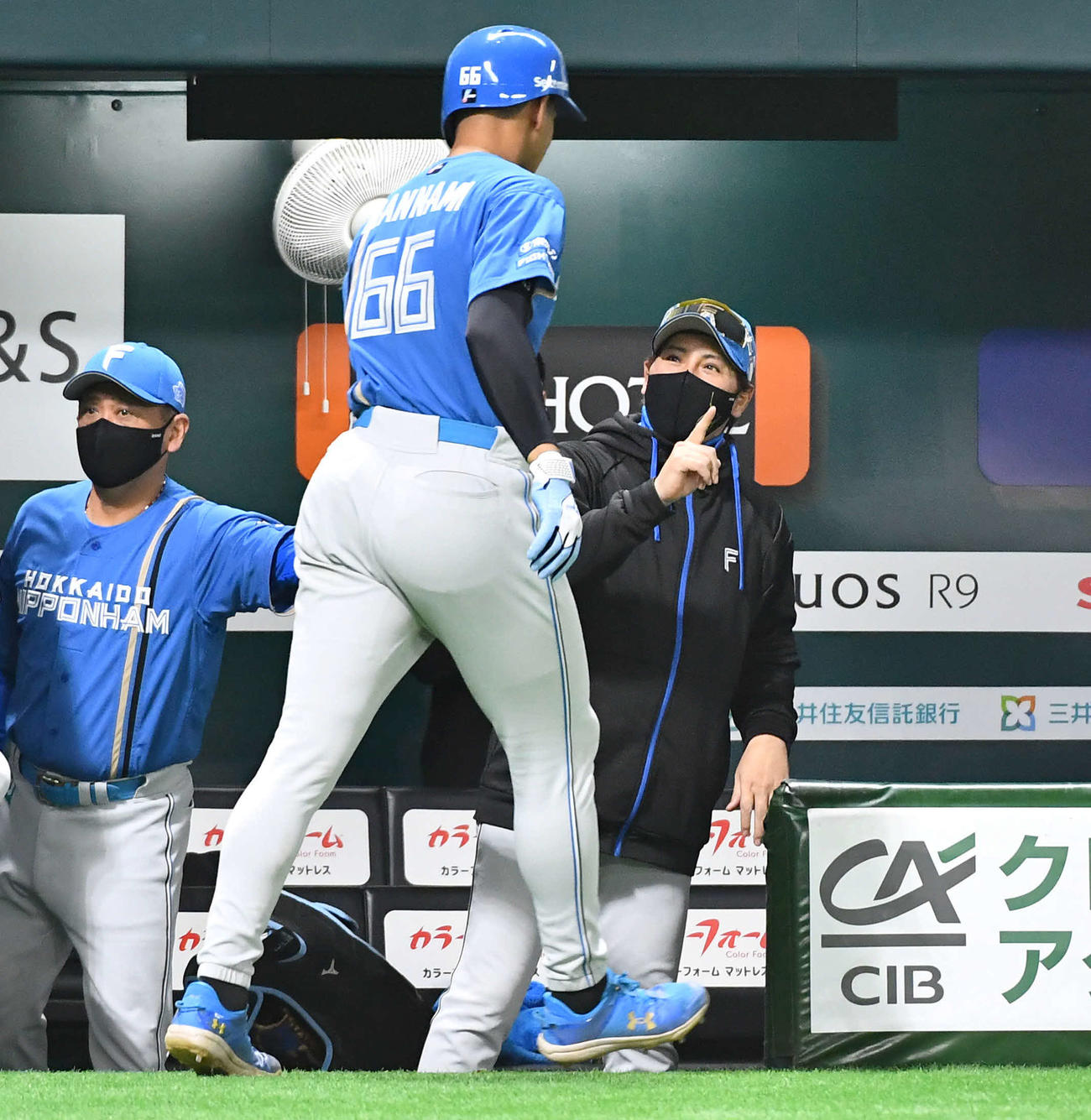 ソフトバンク対日本ハム　4回表日本ハム1死二塁、石井の適時二塁打で生還した万波（左から2人目）を迎える新庄監督（撮影・岩下翔太）